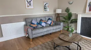 3BR House with Parking 10 Mins to Airport Sleeps 6 - Image 2