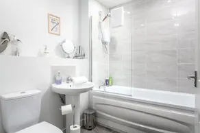 1BR & 2BR Apt -for CONTRACTORS- free PARKING close to EVERTON & ANFIELD stadium, Liverpool City Centre managed by Chique Properties Ltd - Image 1