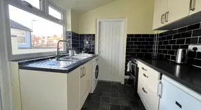 Room in a victorian home close to London trains and silverstone - Image 2