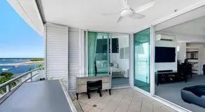 Exceptional Luxury ~ Broadwater Beauty ~ Free Parking ~ Top Location - Image 5