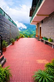 pristine mountain lodge - Image 2