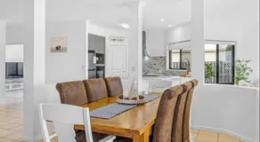 Tranquil Canal Front Holiday House - Image 4