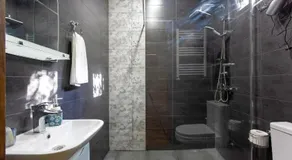 4 Rooms - Image 2