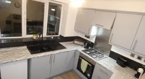 Spacious 4 Bed Maisonette close to Salford Quays and Manchester with Smart TVs and Netflix perfect for families and contractors - Image 4