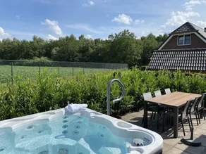 Bungalow avec terrasse et jardin - Image 3