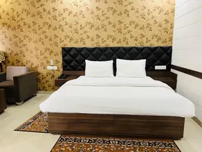 Warm 8 Bedroom Hotel with free Wifi & Parking - Image 5
