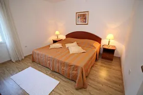 Apartment with terrace and garden - Image 2