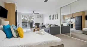 'The Crows Nest' Spacious Studio with Balcony - Image 2