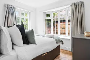 Charming 5BR Home with Garden & Parking - Image 2