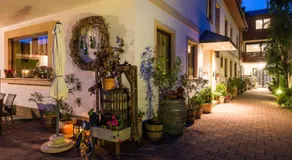 Pension Julia & Haus Elisabeth - Wallner's Hofheuriger & Weinhof - Image 3