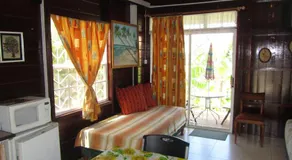 Dolphin Inn Guesthouse & Apartments - Image 2
