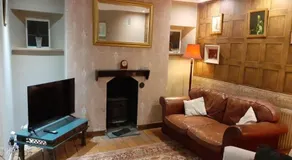 Characterful Cottage near the Sea, Beach, Pier & Shops - Image 2