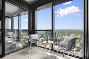 High-Rise 3-Bed Apartment with Premium Amenities - Image 4