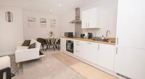 Stylish 1BR Sanctuary in Hull Centre Near Marina - Image 3