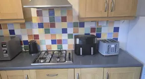 Cosy 2-Bed House - Sleeps 5 Garden & Pet-Friendly - Image 3