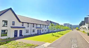 3 bed house with parking near airport - Image 4
