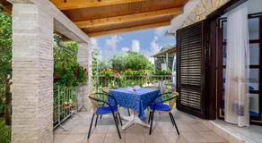 Apartamento vacacional con terraza y barbacoa | Vistas al jardín - Image 2