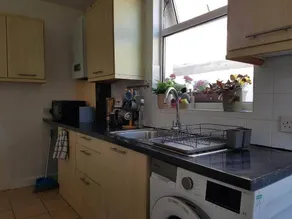 Three Bedroom House near Centre Free WiFi/Parking - Image 5