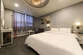 Honeymoon motel - Image 5
