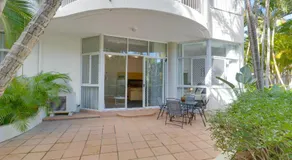 Broadbeach Retreat Pool, Tennis Walk to Beach - Image 5