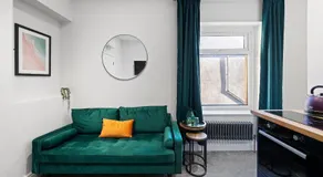 Modern Central Apartment - King Size Bed - Free Parking - Image 5