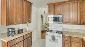 Walk to Eats! Commuter-Friendly Apt in Van Nuys - Image 5