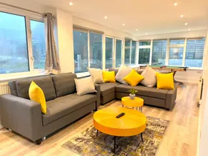 Spacious 3 Bedroom Brighton Home - South Downs - Stunning Sea Views - Garden - Pool Table - FREE Parking - Image 4