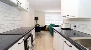 Luxury Apartment 5 mins to Luton Airport Sleeps 4 - Image 3