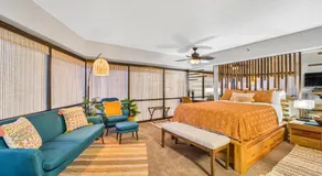 Retro Studio! Pool, Hot Tub, Free Parking & WiFi - Image 2