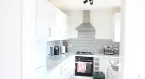 Exquisite and Modern 2 bed Maisonette - Image 3