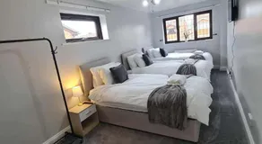 Spacious 4 Bedroom House in Corby Sleeps 9 Parking - Image 2