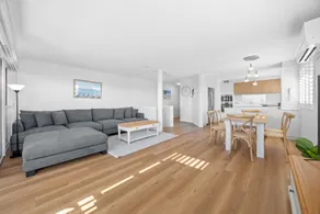 Stylish 4-Bed Townhouse with Panoramic Ocean Views - Image 2