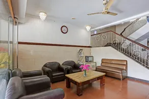 OYO Flagship Martin's Inn Guest House - Image 5