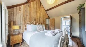 18th Cent Cottage - 5min drive Soho Farmhouse - Image 2
