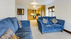 Free Parking Modern 3 Bedroom Apartment - Image 2