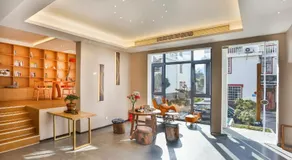 Flower Whisperer Homestay Tianmenshan Store free airport and station pick-up English language service - Image 5