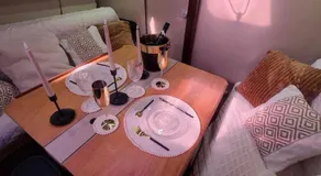 Nuit romantique sur un bateau a Deauville - Image 3
