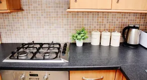 1FG Dreams Unlimited Serviced Accommodation- Staines - Heathrow - Image 4