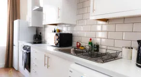 Stay Central - 2BR Apartment Near Beach & City Highlights - Image 4