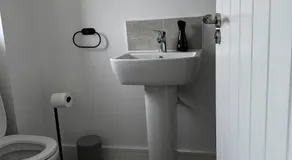 Beautiful Private Ensuite Minutes to city centre - Image 4