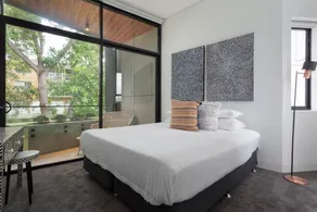 Stylish 2-Bed Apartment with BBQ Patio Near Beach - Image 2
