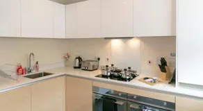 Contemporary & Exquisite Trumpington Townhouse with Parking & 5 mins to Addenbrookes & Papworth hospitals - Image 4