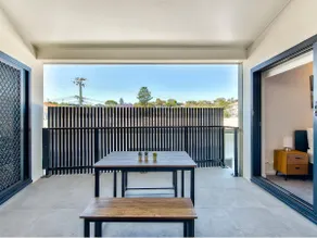3BR Top Floor Apartment with Parking, EV friendly & Views Brisbane South - Image 5