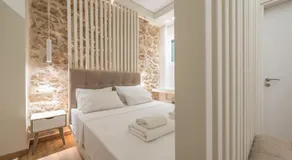 Stone house in Athens - Image 2