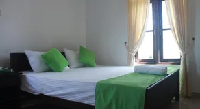Queens Airport Residence - Image 2