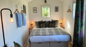 Broombush B & B & Yr Nyth Shepherds Hut - Image 2
