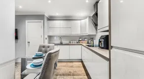 City Centre, Spacious, Ensuite, Smart TV, Sofa Bed - Image 4