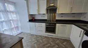 Peaceful four bed town house Free parking Windsor Heathrow - Image 3