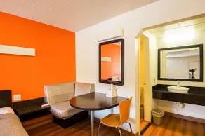 Economy Hotel Kansas City - Image 4