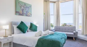 Entire Home on Beach Front, Sleeps 25 with Free Parking - Image 2